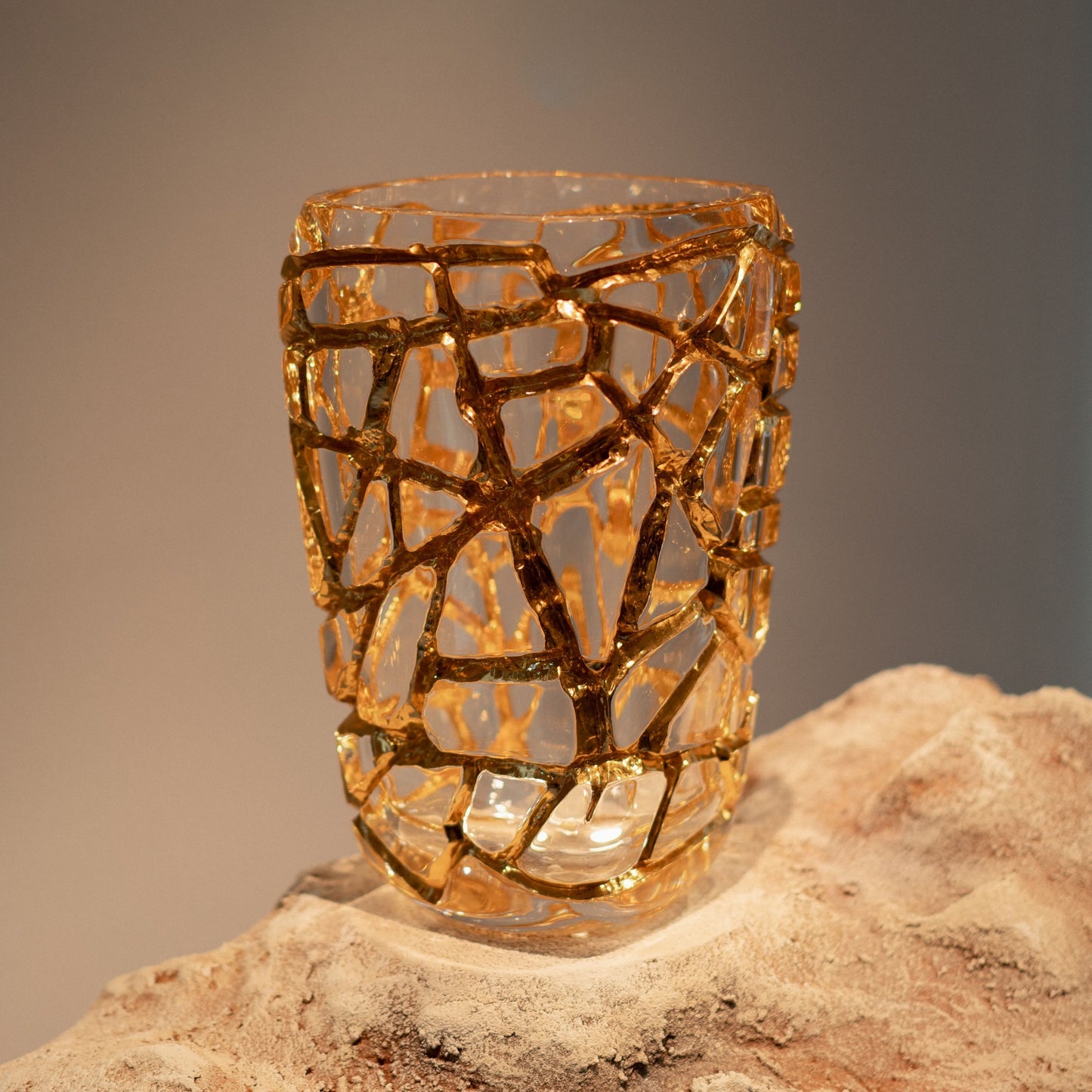 Magnitude grand Vase with gold leaves