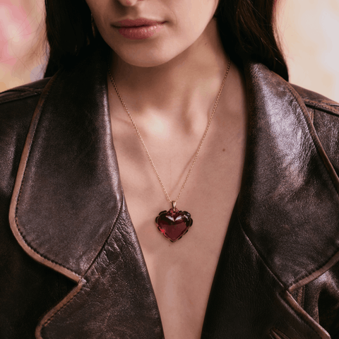lalique-jewellery-souffle-d-amour-pendant-red-crystal.png